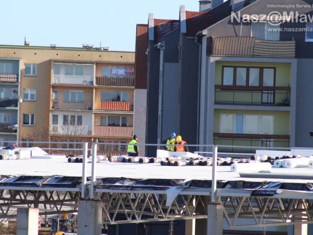 Już kładą dach. Zobaczcie, jak budują galerię handlową [FILM]