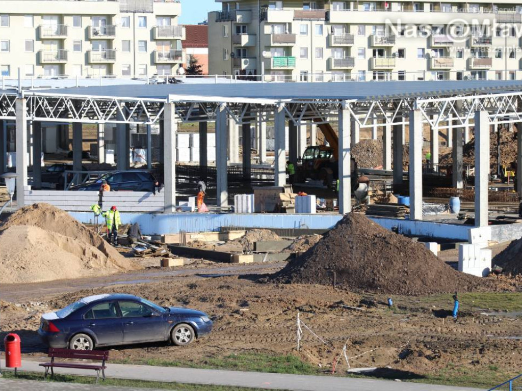 Już kładą dach. Zobaczcie, jak budują galerię handlową [FILM]