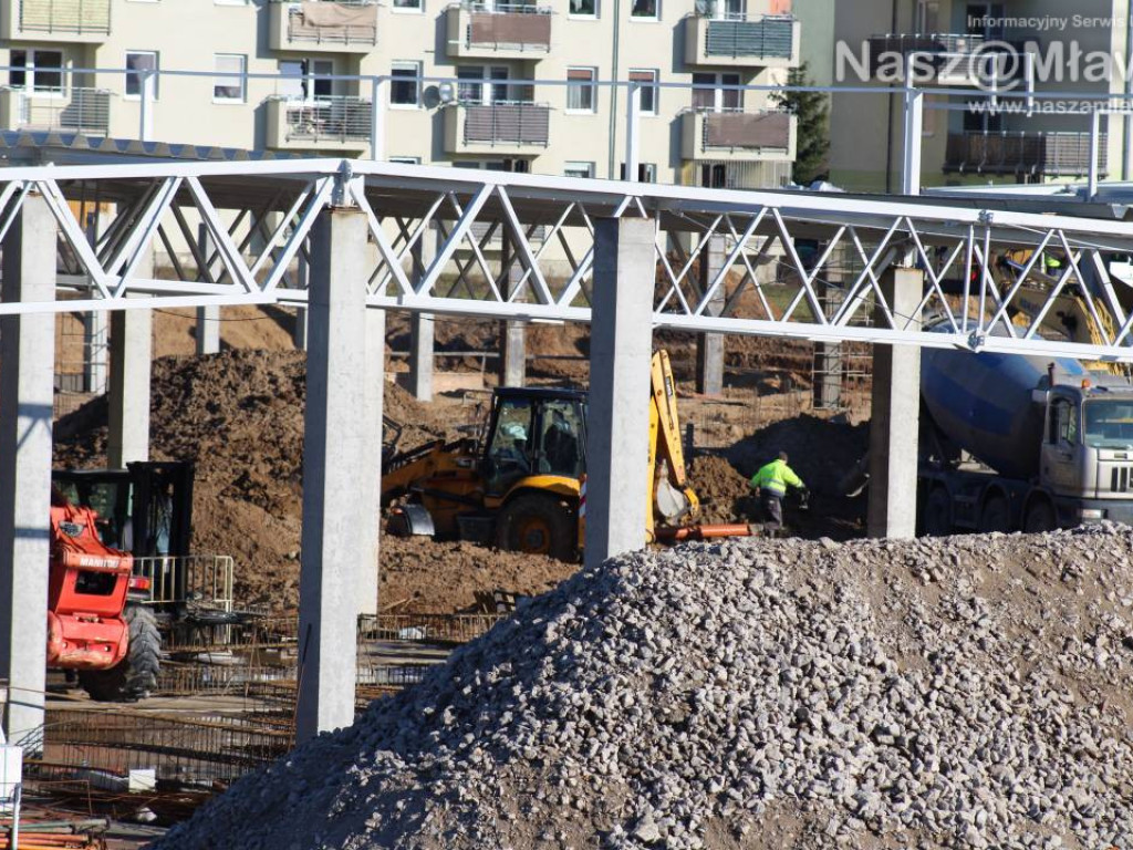 Już kładą dach. Zobaczcie, jak budują galerię handlową [FILM]