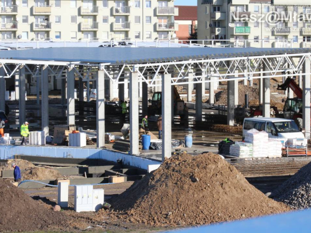 Już kładą dach. Zobaczcie, jak budują galerię handlową [FILM]