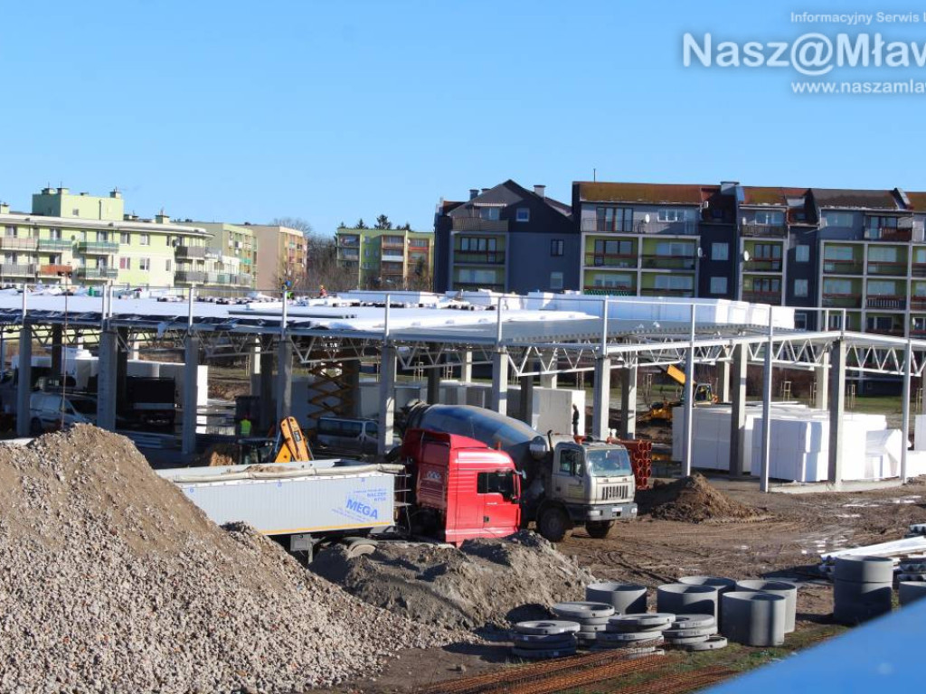 Już kładą dach. Zobaczcie, jak budują galerię handlową [FILM]