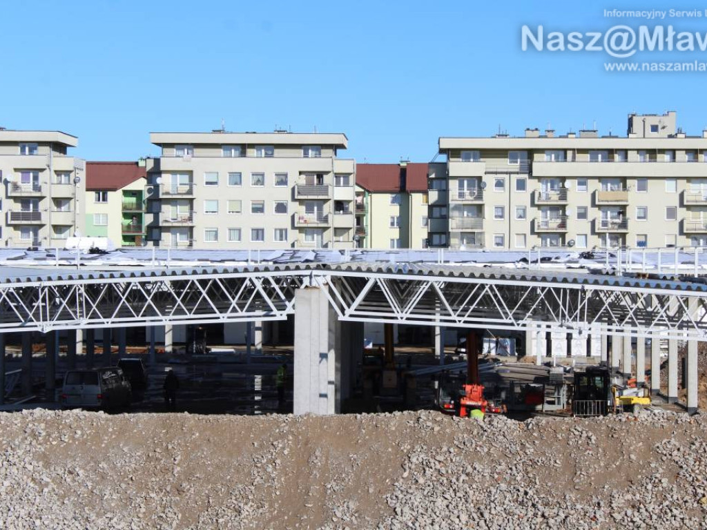 Już kładą dach. Zobaczcie, jak budują galerię handlową [FILM]