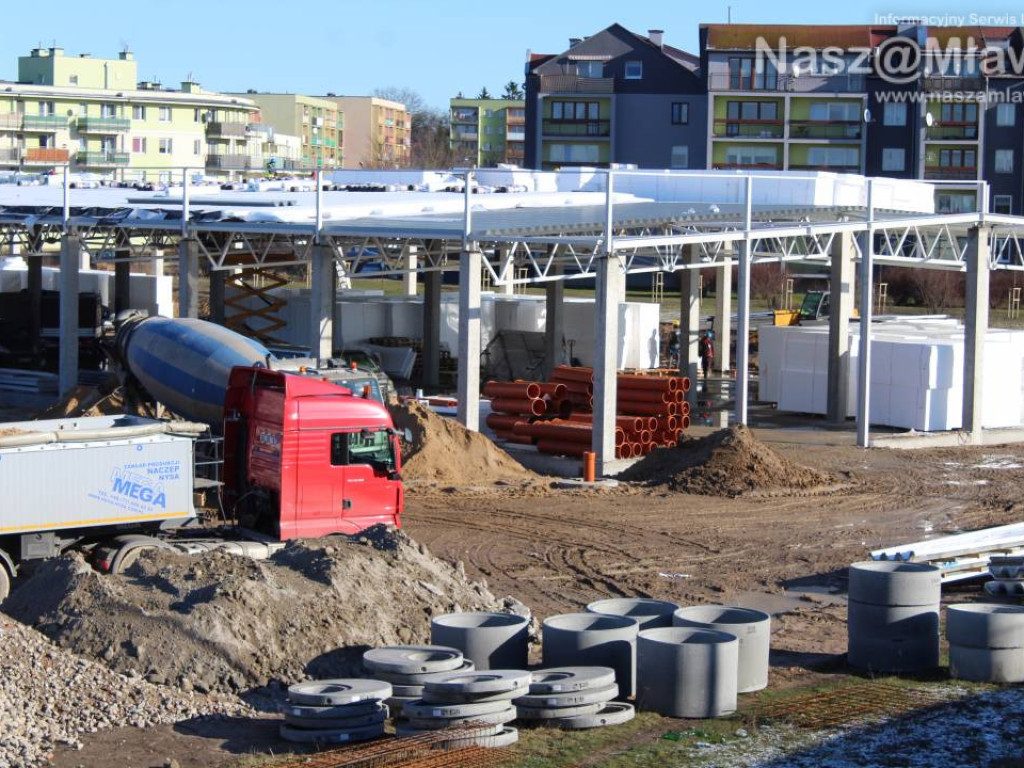 Już kładą dach. Zobaczcie, jak budują galerię handlową [FILM]