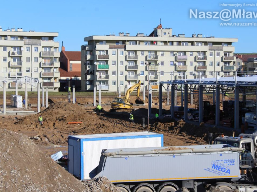 Już kładą dach. Zobaczcie, jak budują galerię handlową [FILM]