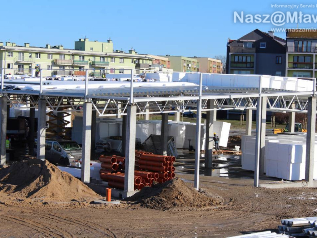 Już kładą dach. Zobaczcie, jak budują galerię handlową [FILM]