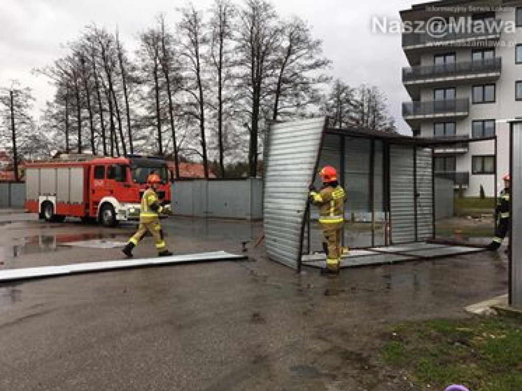 Wiatr zdmuchnął garaż na Warszawskiej [FOTO]