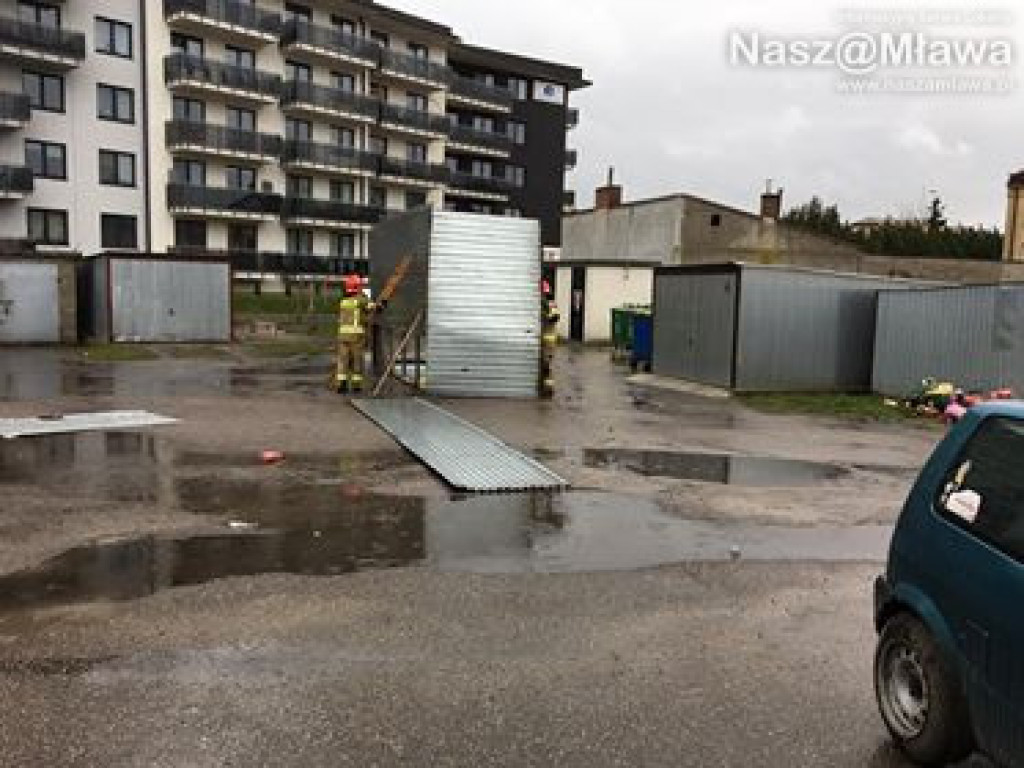 Wiatr zdmuchnął garaż na Warszawskiej [FOTO]