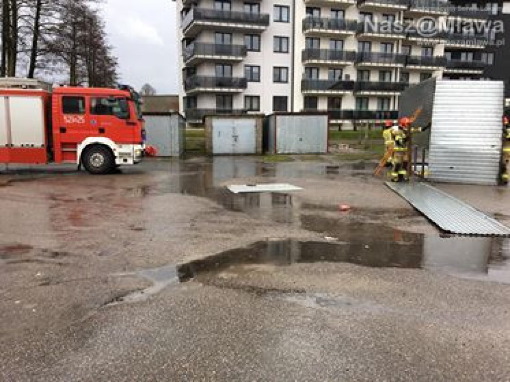 Wiatr zdmuchnął garaż na Warszawskiej [FOTO]