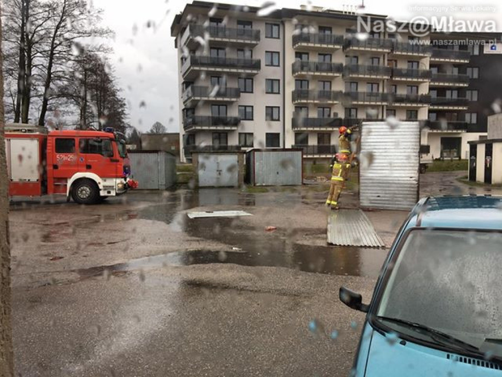 Wiatr zdmuchnął garaż na Warszawskiej [FOTO]