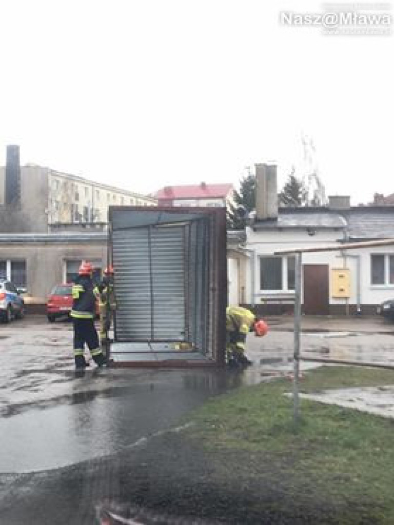 Wiatr zdmuchnął garaż na Warszawskiej [FOTO]