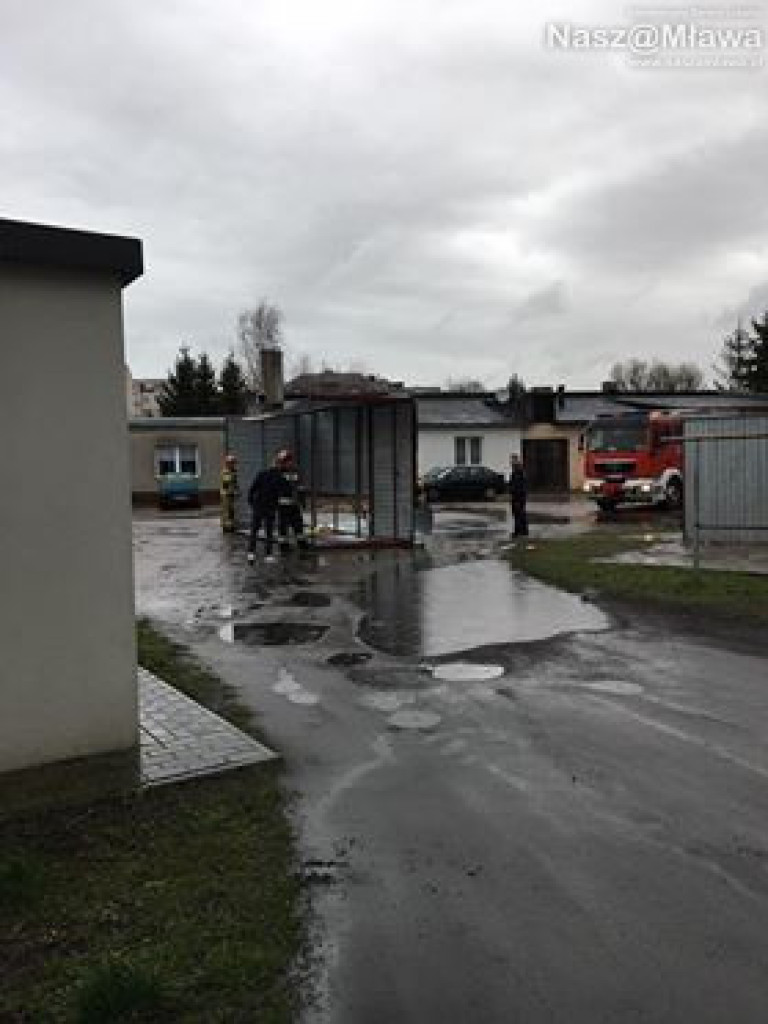 Wiatr zdmuchnął garaż na Warszawskiej [FOTO]