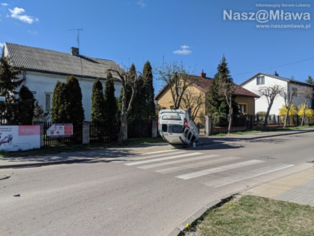 Dachowanie samochodu na Kościuszki [WIĘCEJ ZDJĘĆ]