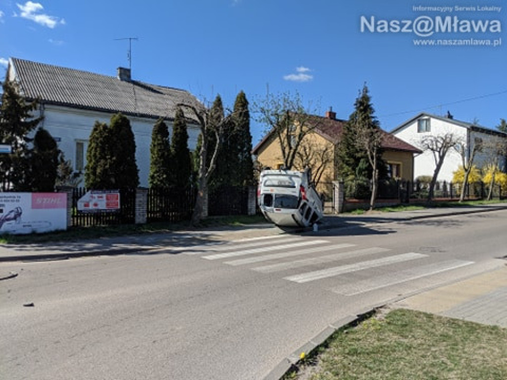 Dachowanie samochodu na Kościuszki [WIĘCEJ ZDJĘĆ]