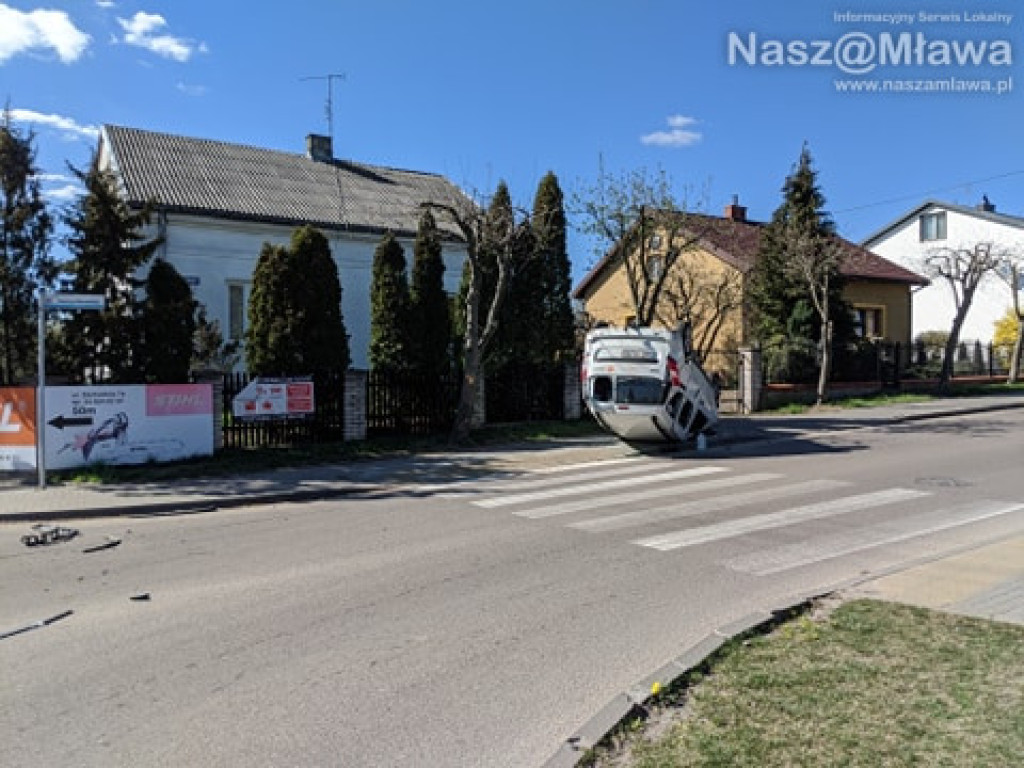 Dachowanie samochodu na Kościuszki [WIĘCEJ ZDJĘĆ]