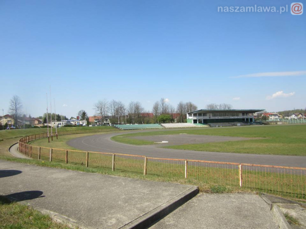 Rozebrane trybuny i ogrodzenia