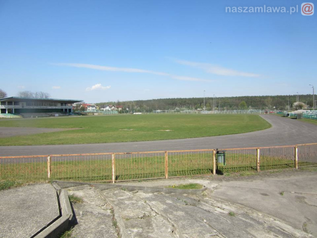 Rozebrane trybuny i ogrodzenia