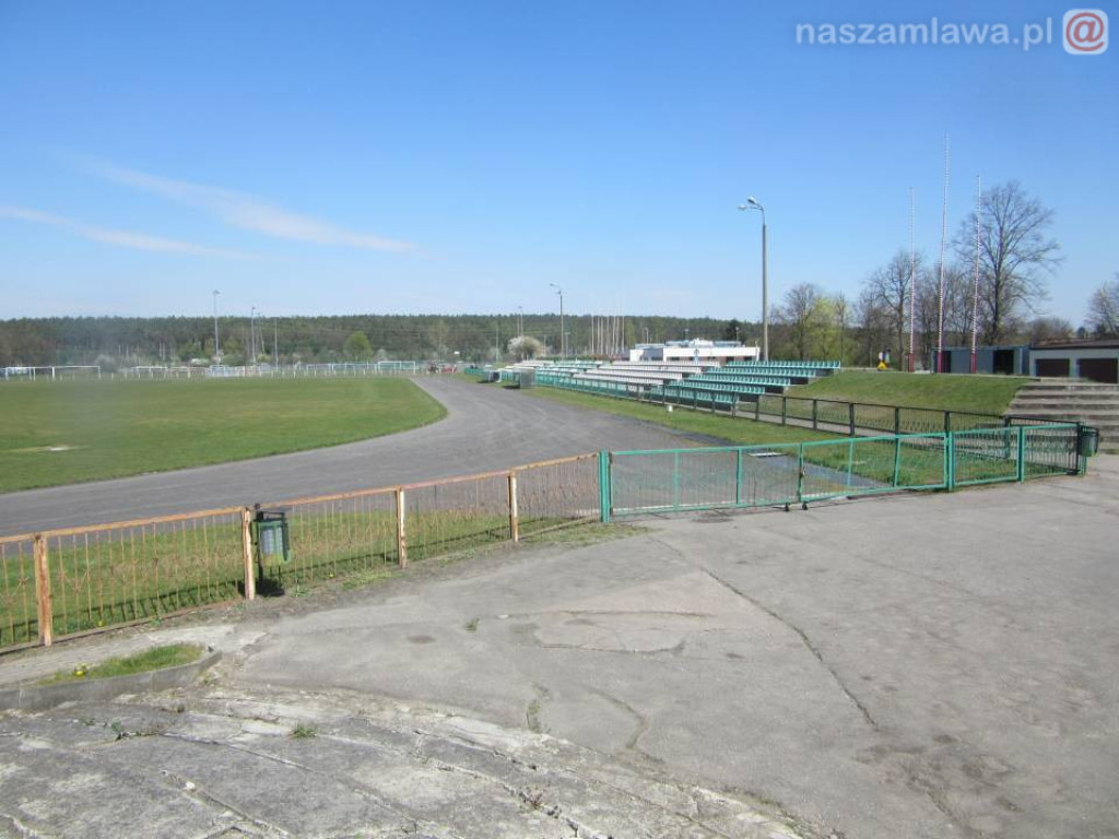 Rozebrane trybuny i ogrodzenia