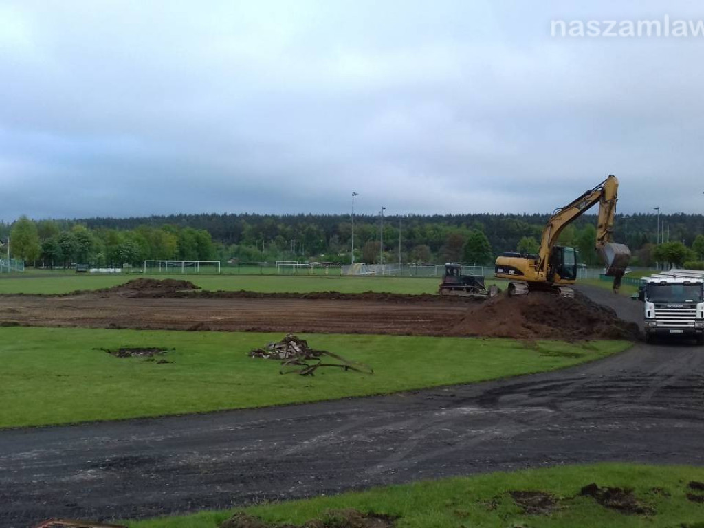 Rozebrane trybuny i ogrodzenia