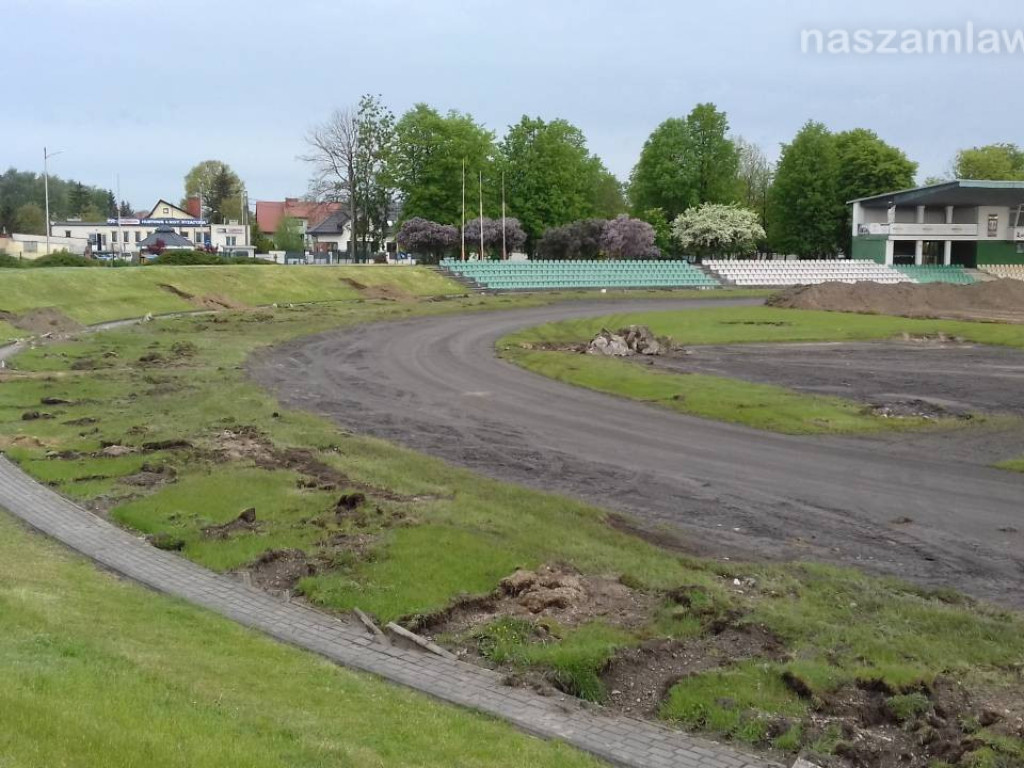 Rozebrane trybuny i ogrodzenia