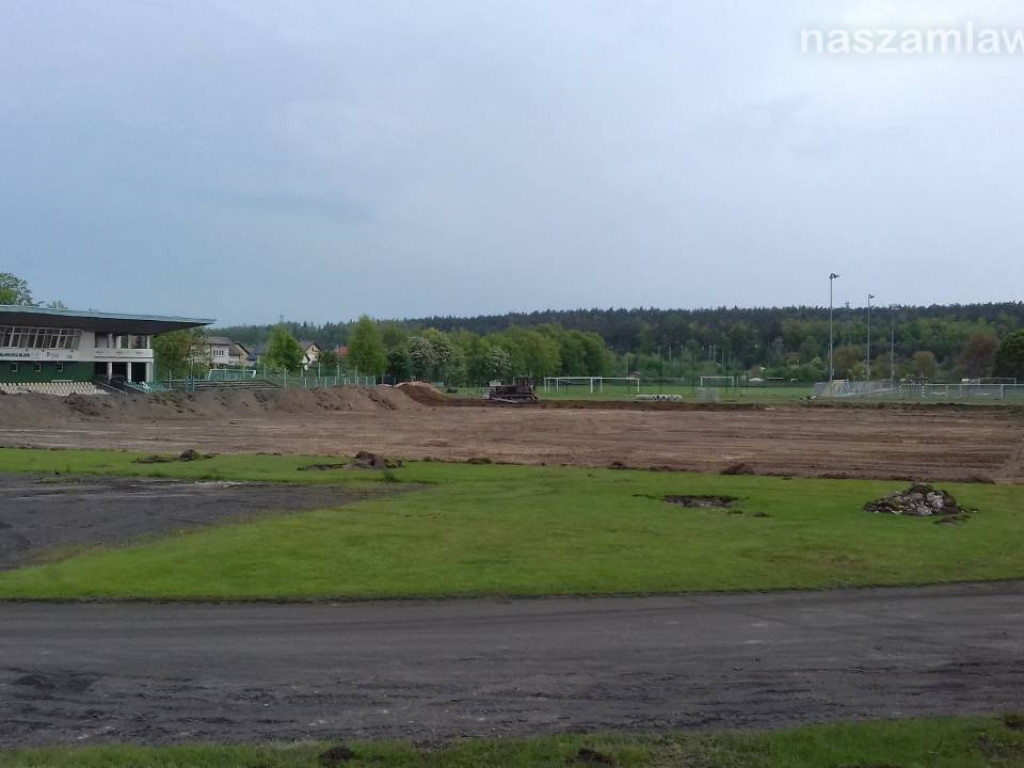 Rozebrane trybuny i ogrodzenia