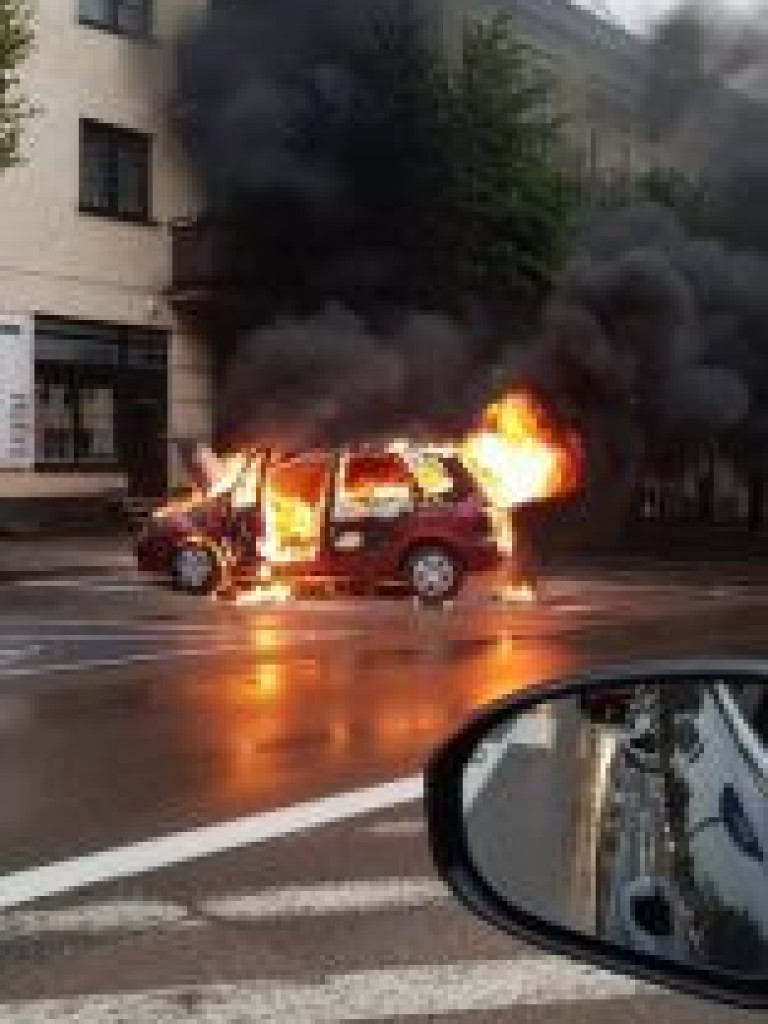 Płonący samochód - zdjęcia i filmy nadesłane przez naszych czytelników