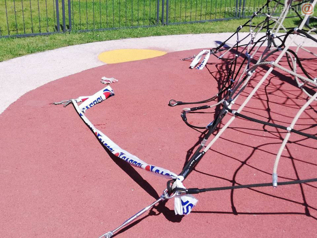 Zdewastowany zaraz po otwarciu