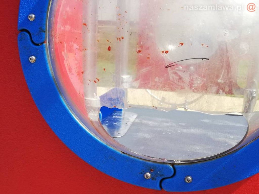 Zdewastowany zaraz po otwarciu