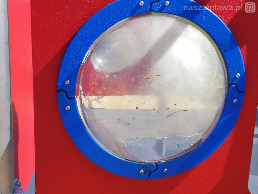 Zdewastowany zaraz po otwarciu