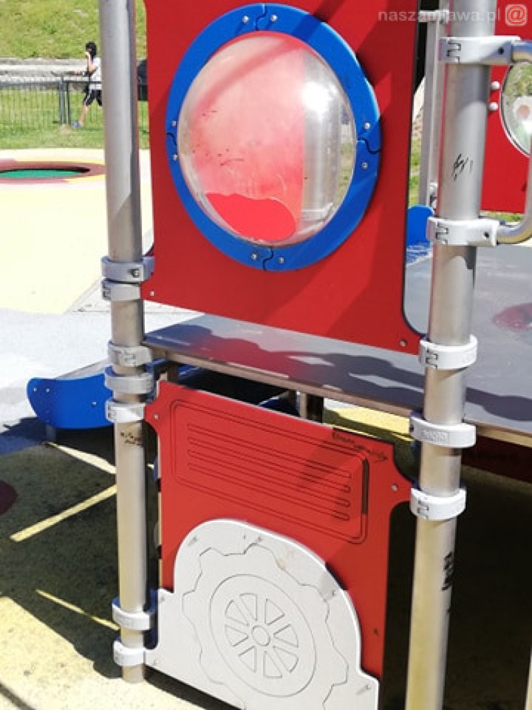 Zdewastowany zaraz po otwarciu