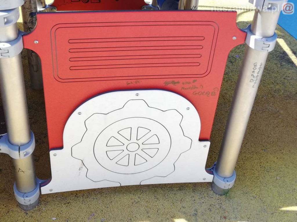 Zdewastowany zaraz po otwarciu