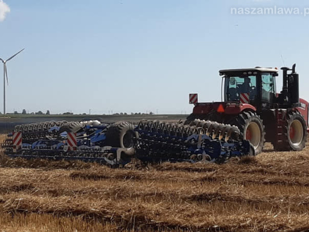 Uprawy  i samochód w ogniu (ZDJĘCIA)