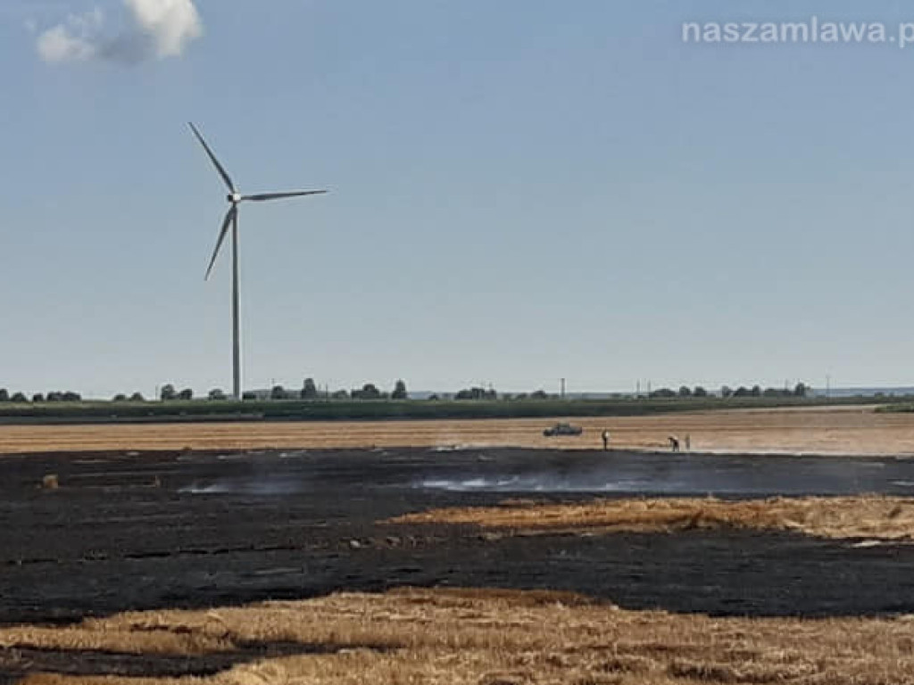 Uprawy  i samochód w ogniu (ZDJĘCIA)