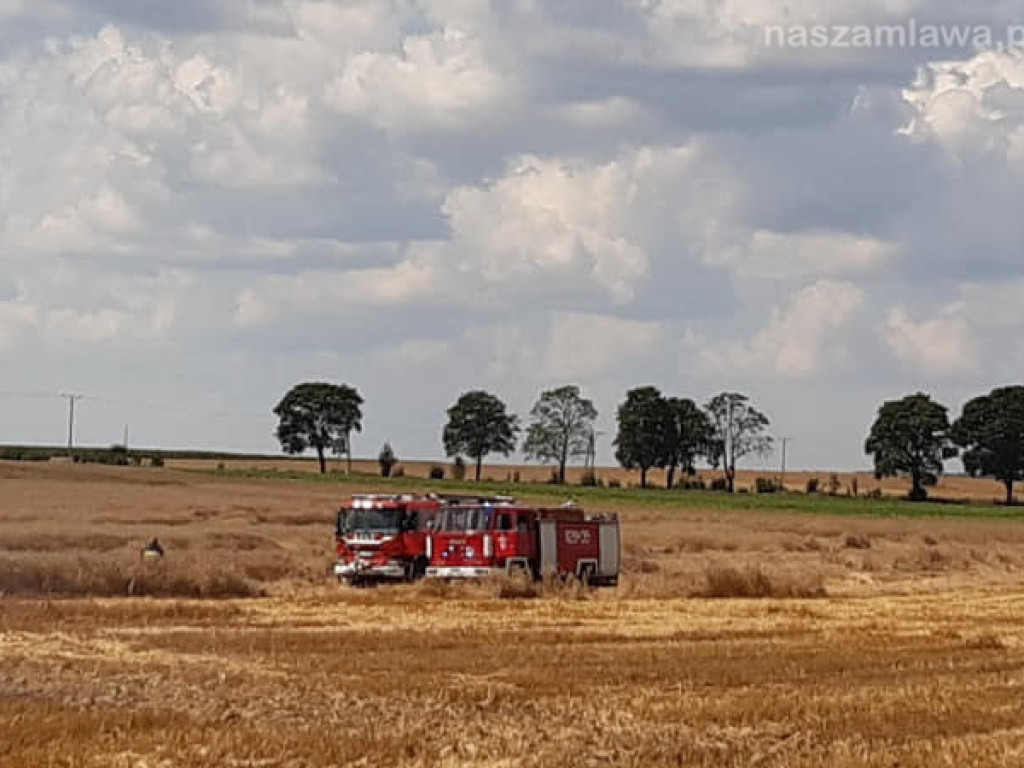 Uprawy  i samochód w ogniu (ZDJĘCIA)