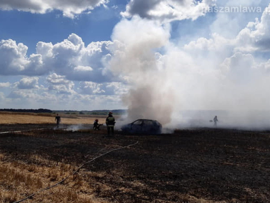 Uprawy  i samochód w ogniu (ZDJĘCIA)