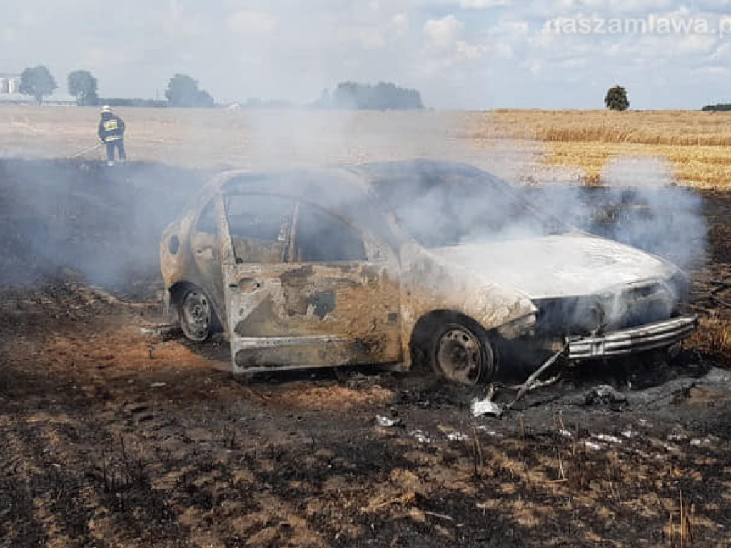 Uprawy  i samochód w ogniu (ZDJĘCIA)