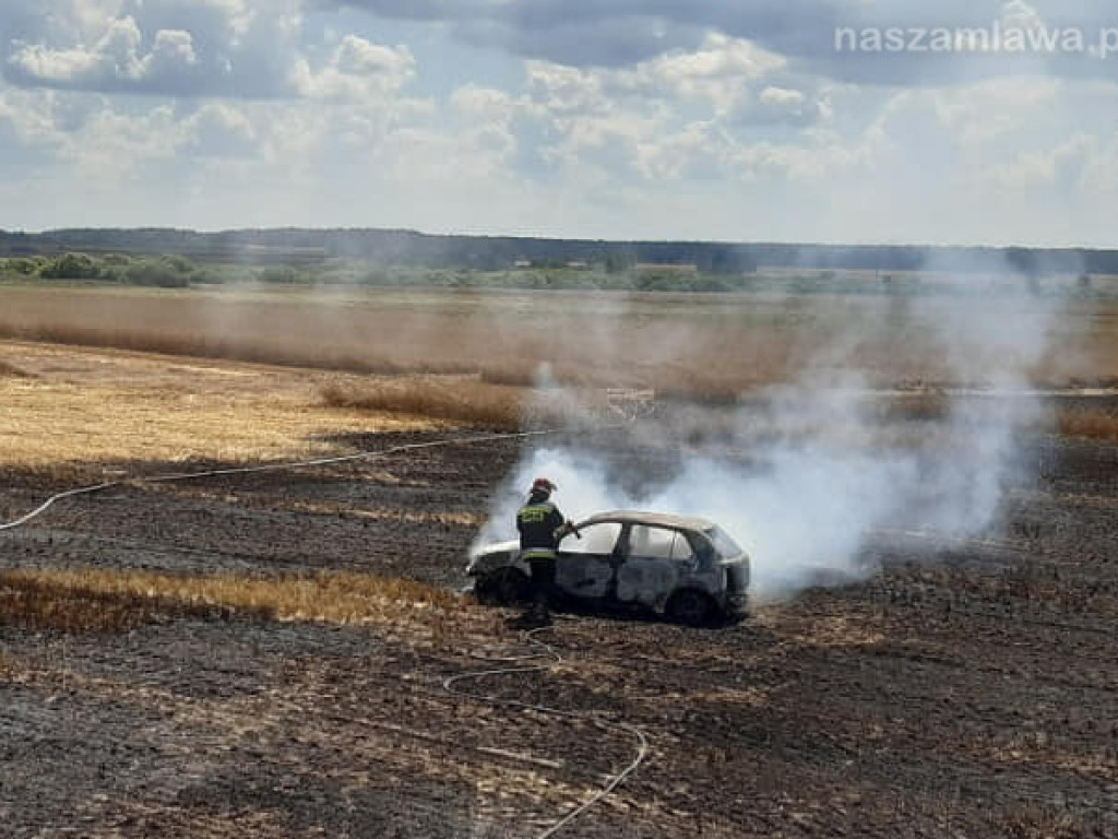 Uprawy  i samochód w ogniu (ZDJĘCIA)