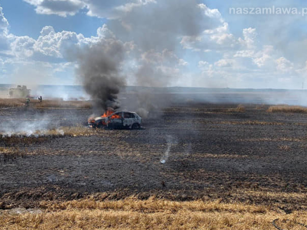Uprawy  i samochód w ogniu (ZDJĘCIA)