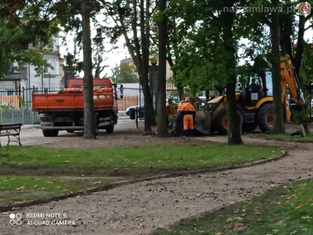 Ciężki sprzęt w parku (ZDJĘCIA)