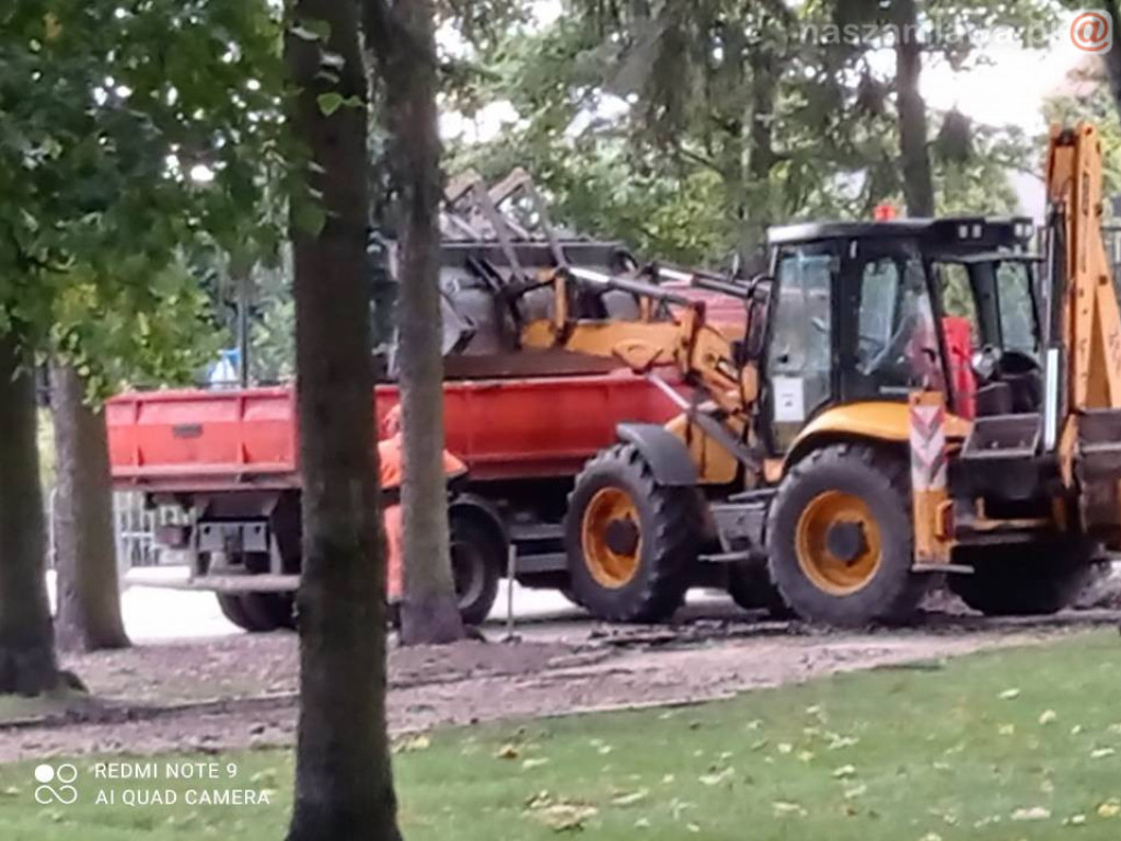 Ciężki sprzęt w parku (ZDJĘCIA)