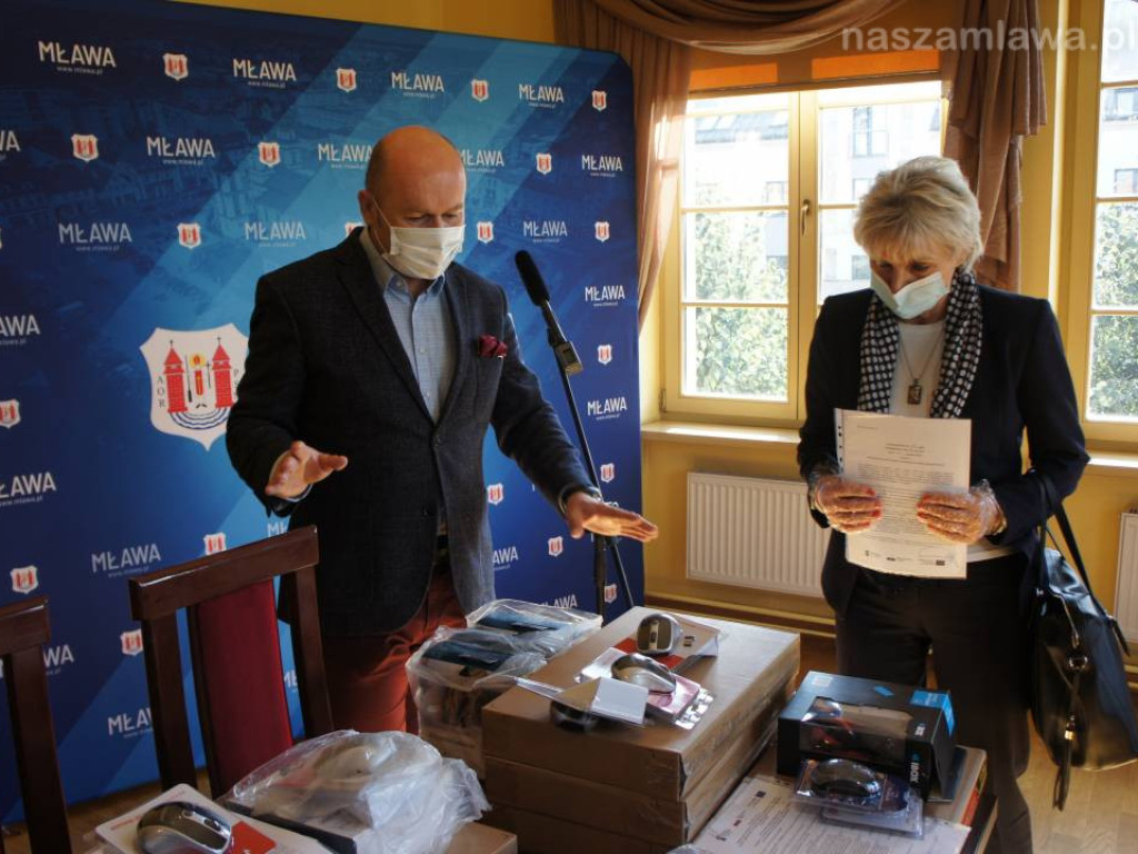 Szkoły pracują normalnie, miasto wyposaża placówki w laptopy