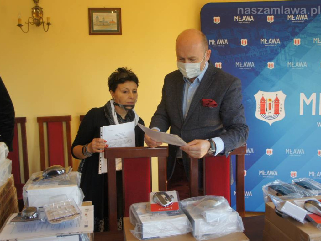 Szkoły pracują normalnie, miasto wyposaża placówki w laptopy