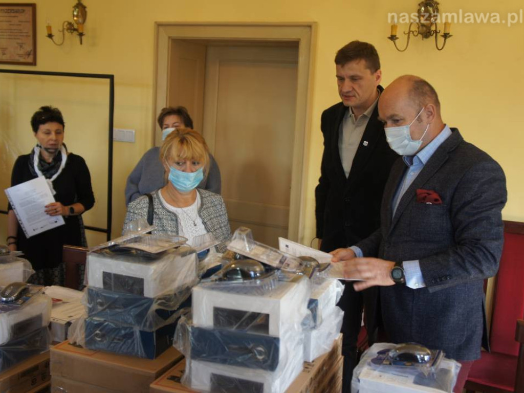 Szkoły pracują normalnie, miasto wyposaża placówki w laptopy