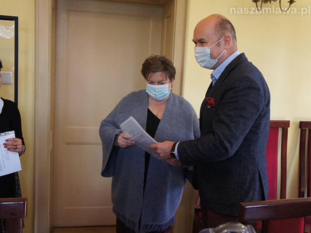 Szkoły pracują normalnie, miasto wyposaża placówki w laptopy