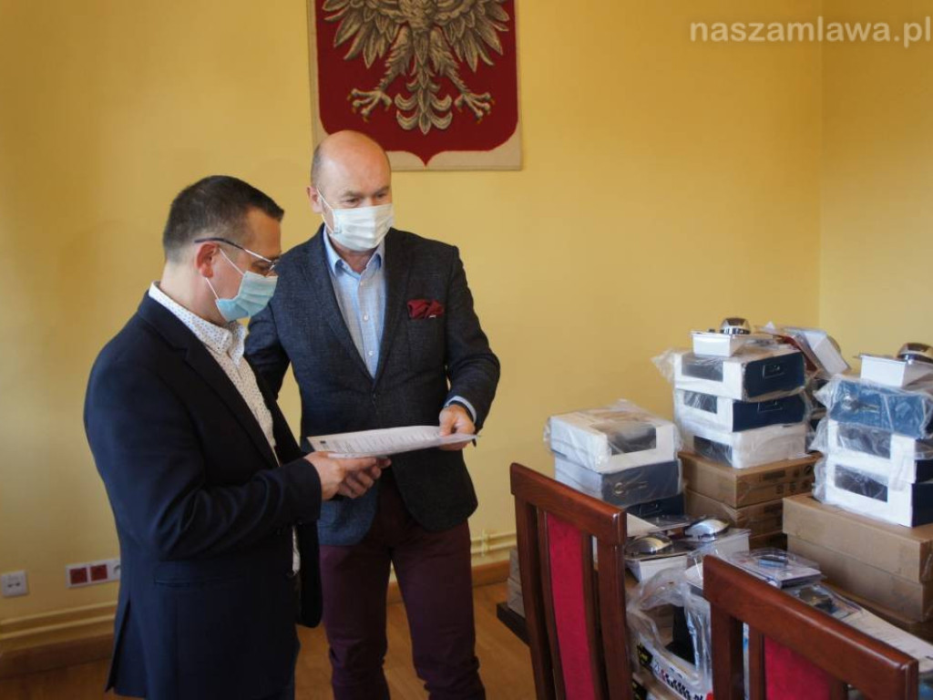 Szkoły pracują normalnie, miasto wyposaża placówki w laptopy