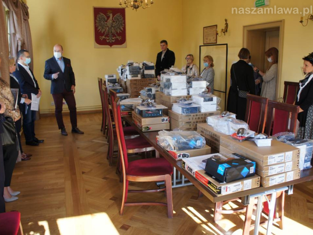 Szkoły pracują normalnie, miasto wyposaża placówki w laptopy