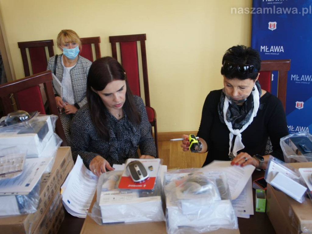 Szkoły pracują normalnie, miasto wyposaża placówki w laptopy