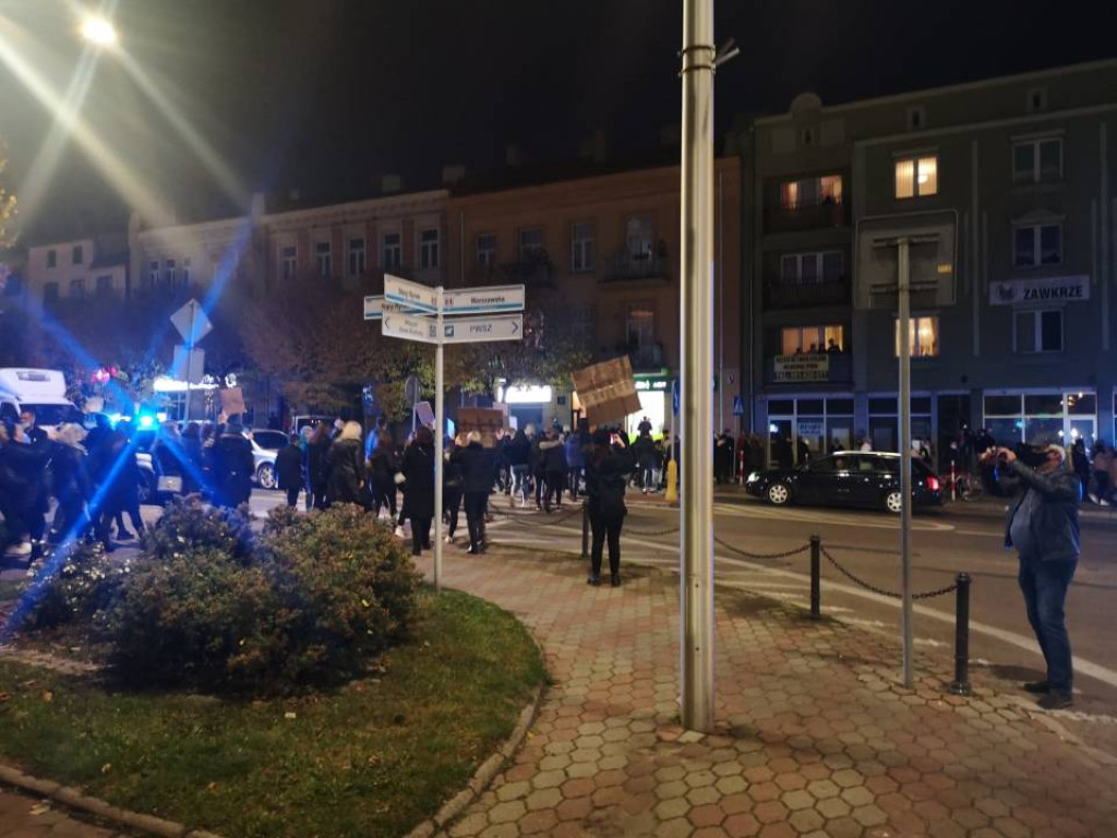 STRAJK KOBIET w Mławie - NASZA RELACJA [FILM I ZDJĘCIA]