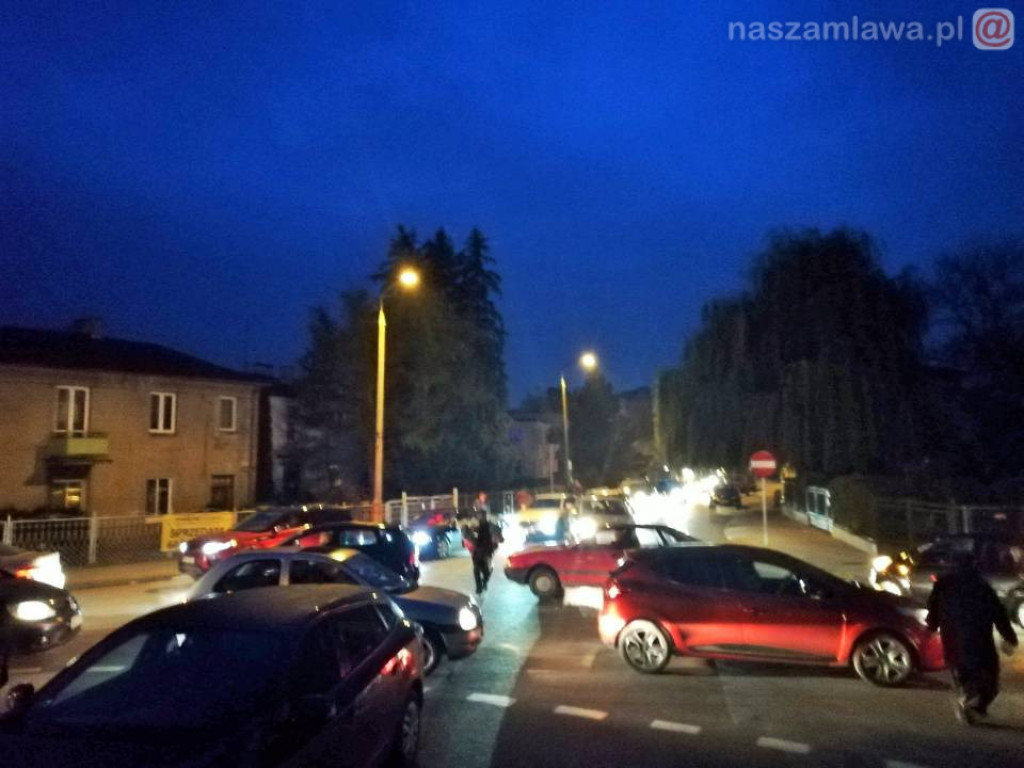 Tłumy na cmentarzach - korki na drogach