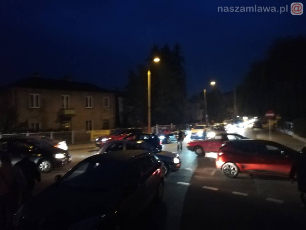 Tłumy na cmentarzach - korki na drogach