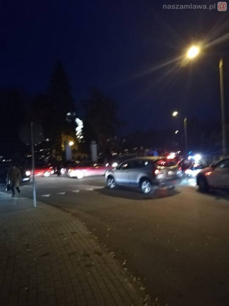 Tłumy na cmentarzach - korki na drogach